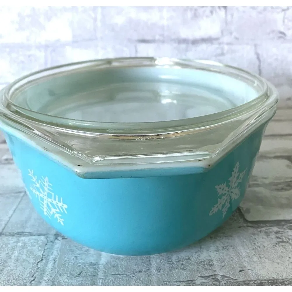 Pyrex Turquoise Snowflake 2.5 qt Casserole with Lid (small chip)